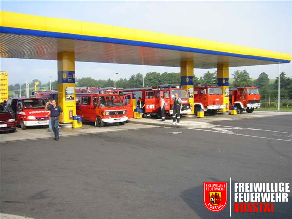 Bild 4 von 11 Rast und Betankung der Fahrzeuge an einer Tankstelle.(c) FF Cadolzburg