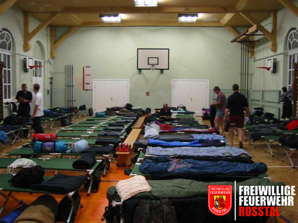 Bild 11 von 11 Nur die Helfer vom Lkr. F&uuml;rth &uuml;bernachteten in einer Turnhalle.(c) FF Cadolzburg