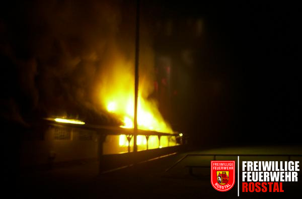 Bild 1 von 12 Das Feuer direkt nach Eintreffen des ersten L&ouml;schgruppenfahrzeugs.