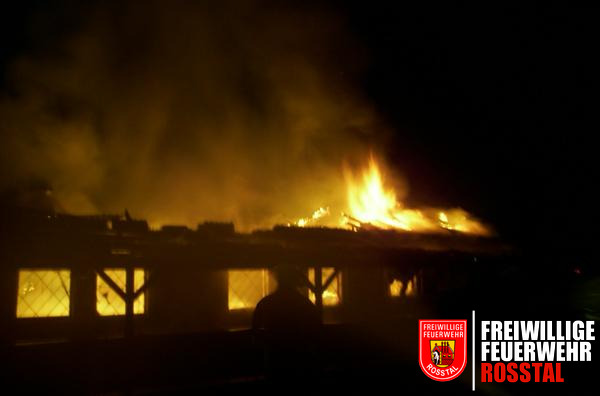 Bild 2 von 12 Ein Gro&szlig;teil des Daches ist bereits abgebrannt. 