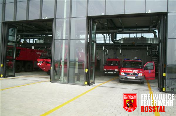 Bild 3 von 10 Unser 11/1 (im Hintergrund) und das Katastrophenschutzauto aus Langenzenn im Vergleich zu dem riesigen Fahrzeug der Flughafenfeuerwehr.