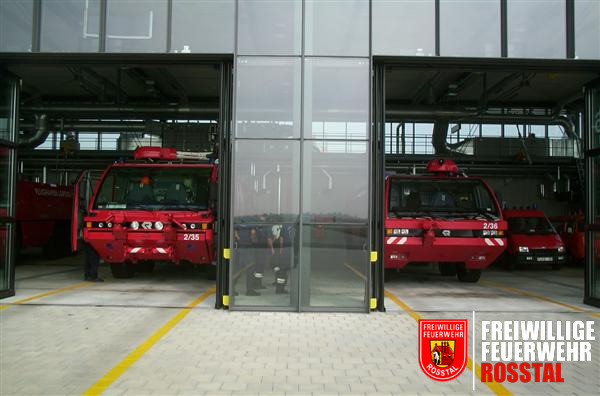 Bild 4 von 10 Der Traum eines jeden Feuerwehrmannes. Ca. 1000 PS hat jedes dieser Fahrzeuge.