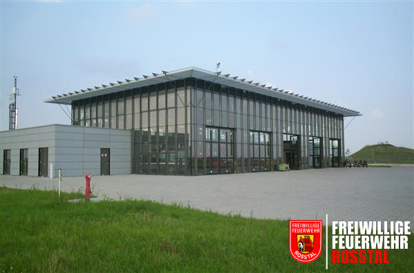 Bild 5 von 10 Das gl&auml;serne Feuerwehrhaus der Flughafenfeuerwehr.