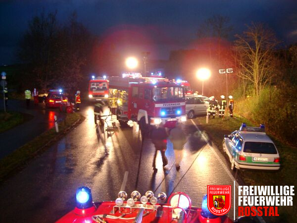 Bild 5 von 5 Fast 20 Rettungsfahrzeuge waren an der Einsatzstelle.