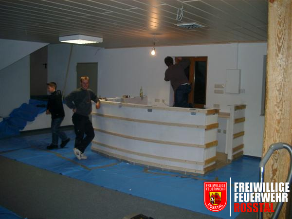 Bild 10 von 13 November 2002: Innerhalb nur eines Monats wurde der Raum fast komplett eingerichtet. Es wurde Teppich verlegt, die Heizung installiert und eine Bar gemauert. Der Raum ist nun fast fertig, nur die Einrichtung fehlt noch.