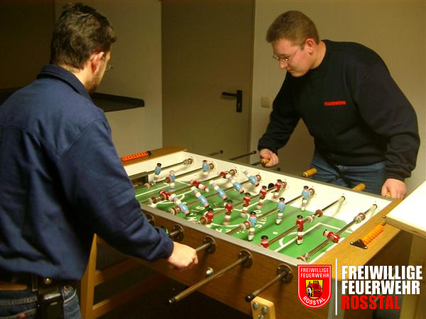 Bild 1 von 10 Kickern zum Aufw&auml;rmen.