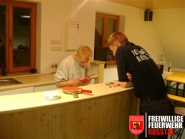 Bild 3 von 10 Die Pfeile f&uuml;r das Dart Turnier werden sortiert und repariert.