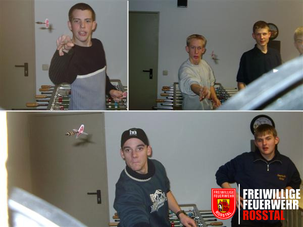 Bild 9 von 10 Nur weil alle w&auml;hrend des Dart-Turniers auf die Scheibe trafen, kam der Fotograf ohne Verletzungen davon. (Die Pfeile h&auml;ngen &uuml;brigens nicht an Schn&uuml;ren, die Aufnahmen sind original!)