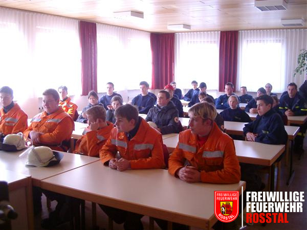 Bild 1 von 25 Bevor es losging gab es noch eine kurze Lagebesprechung. Anschlie&szlig;end fuhren BRK, THW und Feuerwehr mit insgesamt 8 Fahrzeugen und Blaulicht zum &Uuml;bungsplatz der Rettungshundestaffel.