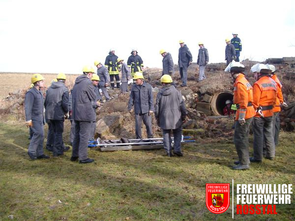 Bild 4 von 25 Um die versch&uuml;ttete Person zu bergen, marschierten die Jugendlichen von THW und Feuerwehr an.