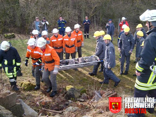 Bild 5 von 25 Eine Krankentrage wurde herangeschafft.