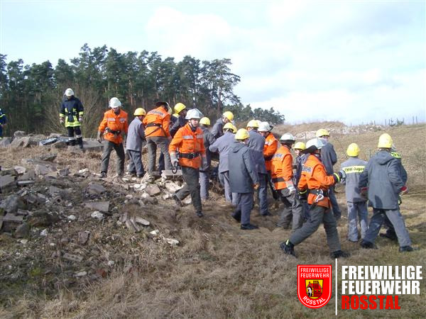 Bild 7 von 25 Aufgrund des unwegsamen Gel&auml;ndes wurde die Trage mit einer Menschenkette von Mann zu Mann weitergegeben.