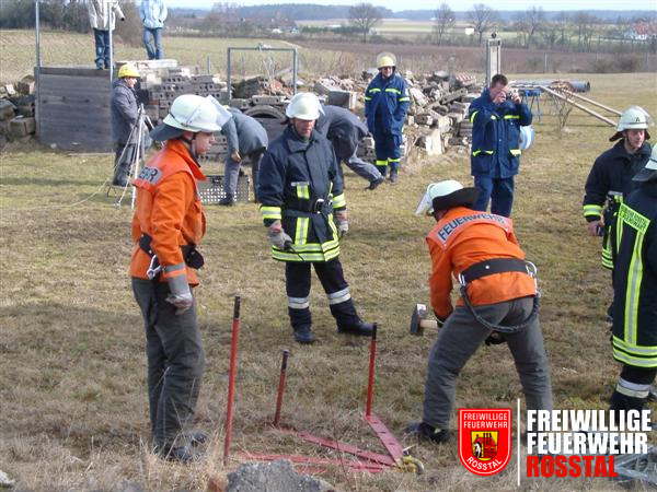 Bild 11 von 25 Das eine Ende des Stahlseils f&uuml;r den Greifzug wird im Boden verankert.