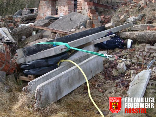 Bild 13 von 25 Das Hebekissen wird mit Pressluft aufgeblasen und hebt somit den Betonblock an. Das Stahlseil verhindert ein wegrutschen des Betonblocks.