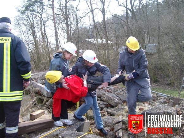 Bild 15 von 25 Unterdessen wurde eine andere Person vom THW geborgen. (Man beachte den abgebrochenen Arm. Das passiert bei dieser Rettungspuppe aber &ouml;fters.)