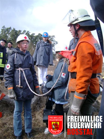 Bild 20 von 25 Einer "Sanit&auml;terin" des BRKs wird ein Rettungsknoten angelegt.
