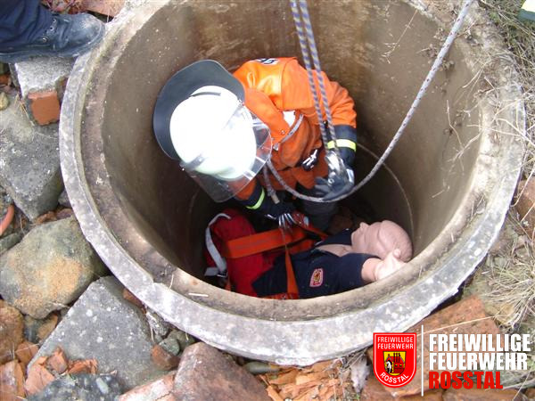 Bild 22 von 25 Ein Feuerwehrmann steigt hinunter um dem Verletzten das Rollgliss anzulegen, damit er hochgezogen werden kann.