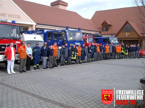 Bild 25 von 25 Zum Schluss gibt es noch ein Gruppenfoto auf dem Feuerwehrhof und eine Brotzeit im Ger&auml;tehaus.