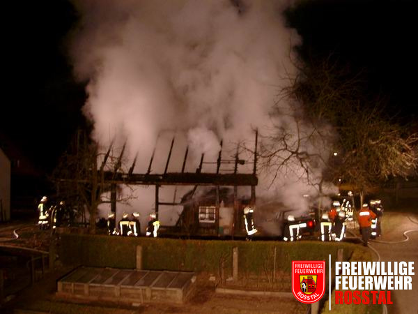 Bild 4 von 8 Das Feuer ist aus, nun folgen langwierige Nachl&ouml;sch- und Aufr&auml;umarbeiten.