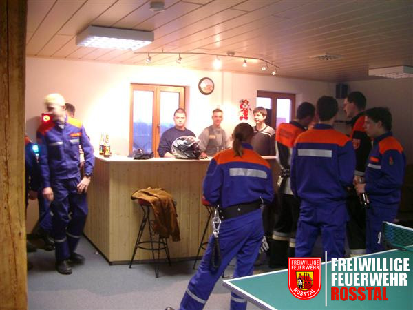 Bild 10 von 10 Nach Ende der &Uuml;bung wurde das Feuerwehrhaus besichtigt (hier der neue Jugendraum).