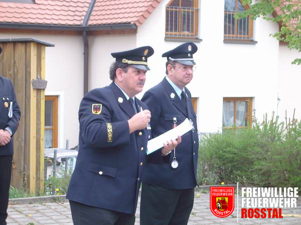 Bild 4 von 9 Die Schiedsrichter: Der Kreisbrandrat Dieter Marx (links) und Kreisbrandmeister Erwin Marx (rechts).