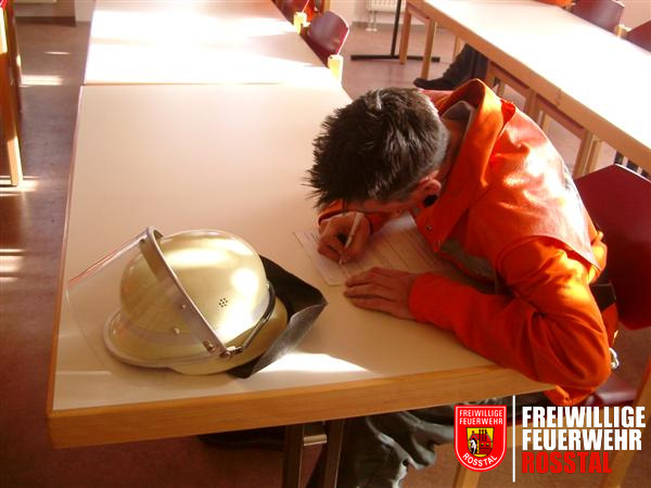 Bild 1 von 14 F&uuml;r die Pr&uuml;fung hatten die 12 Feuerwehranw&auml;rter ca. 15 Minuten Zeit. Gefragt wurde unter anderem wie ein Notruf abzusetzen ist, der Aufbau eines Strahlrohres oder welche Feuerwehrarten es in der Bundesrepublik gibt.
