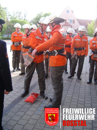 Bild 3 von 14 Der Rettungsknoten wurde bereits wegen der bayerischen Jugendleistungsspange ausgiebig ge&uuml;bt, und stellte deshalb keine gro&szlig;e Herausforderung mehr da.