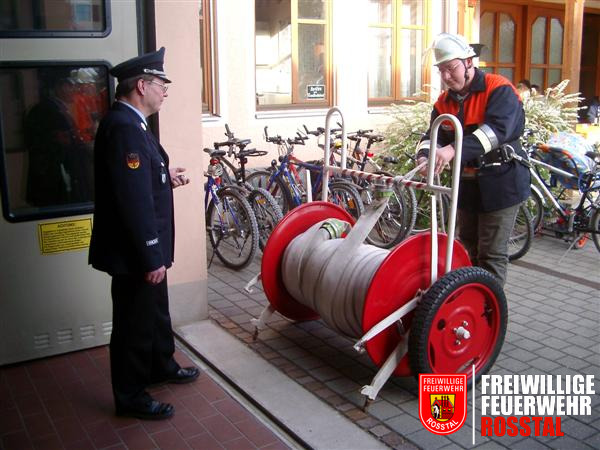 Bild 5 von 14 Unter den kritischen Blicken des Kreisjugendwartes Erwin Kre&szlig; musste ein gestochener Mastwurf angelegt werden.