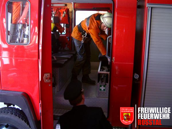 Bild 7 von 14 Feuerwehr-Anw&auml;rter beim &Uuml;berpr&uuml;fen ob der Verbandskasten auch wirklich am angegeben Ort ist.