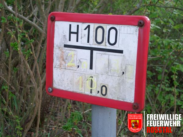 Bild 10 von 14 Nach diesen Angaben (gelbe Kreide), befindet sich der zu suchende Hydrant 10 Meter nach hinten und 2 Meter nach links vom Schild entfernt.