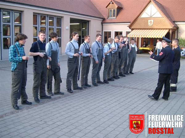 Bild 11 von 14 Die letzte und auch au&szlig;ergew&ouml;hnlichste Pr&uuml;fung: Krawattenbinden.