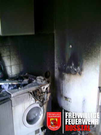 Bild 2 von 2 Die Waschmaschine neben dem Trockner wurde stark besch&auml;digt. 