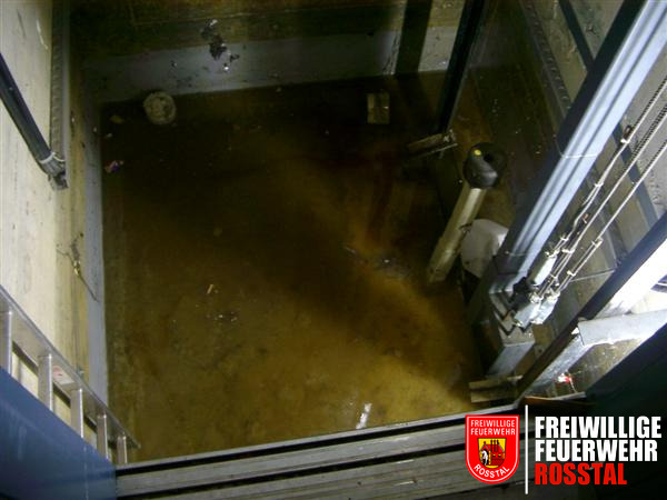 Bild 1 von 5 Wenige cm Wasser im Fahrstuhlschacht. In einem Lehrsaal stand das Wasser fast einen halben Meter hoch.
