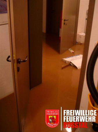 Bild 3 von 5 Keller in einem Wohnhaus unter Wasser.