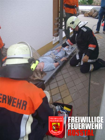 Bild 2 von 19 Die gerettete Person wird vom Notarzt versorgt.