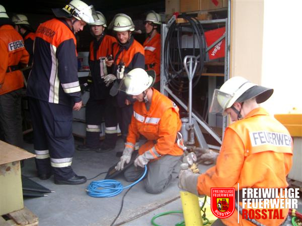 Bild 3 von 19 2. Einsatz: Gefahrgutunfall beim Batterienh&auml;ndler - Ein leckgeschlagenes Fass mit S&auml;ure musste abgedichtet werden und eine Person von einem umgefallenen Ger&uuml;st befreit werden. Auf dem Foto werden gerade Hebe- und Leckdichtkissen vorbereitet.