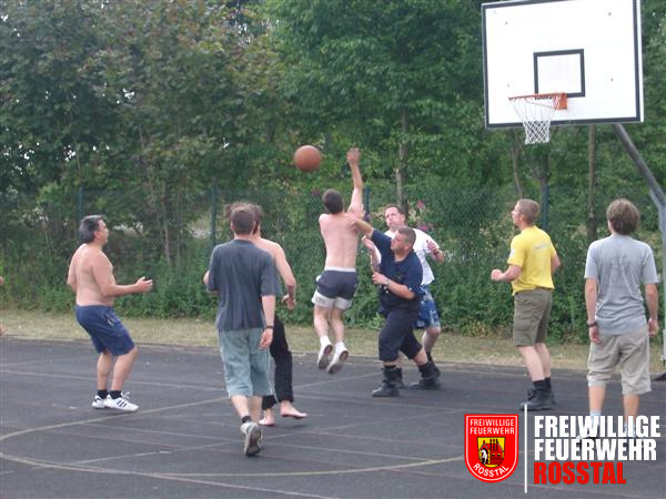 Bild 9 von 19 Dienstsport: Am Mittag wurde Basketball gespielt. Nach einer halben Stunde musste aufgrund eines Brandmelderalarms abgebrochen werden. Es stellte sich jedoch heraus, dass es ein Fehlalarm war.