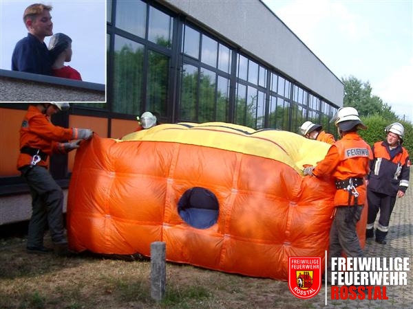 Bild 10 von 19 8. Einsatz: Suizidversuch - Eine Person droht zu springen. W&auml;hrend ein Notfallseelsorger versuchte beruhigend auf die Person einzureden wurde der Sprunretter aufgebaut. Der Notfallseelsorger schaffte es jedoch nicht, die Person vom springen abzuhalten und ein Dummy musste vom Sprungretter aufgefangen werden.  