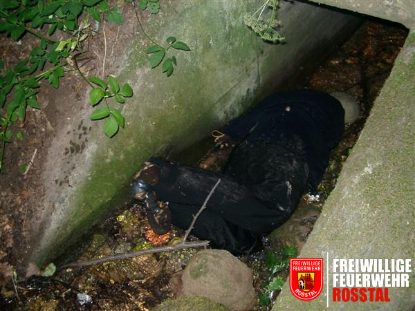 Bild 13 von 19 Die verunfallte Person liegt in einem Schacht.
