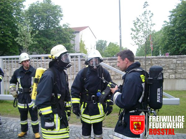 Bild 1 von 20 Brandhaus: Der Angriffstrupp bekommt Anweisungen vom Kameraden der BF W&uuml;rzburg.