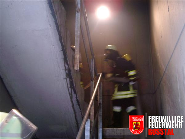 Bild 2 von 20 Brandhaus: Das Legen einer Schlauchreserve im beengten Treppenhaus war nicht einfach.
