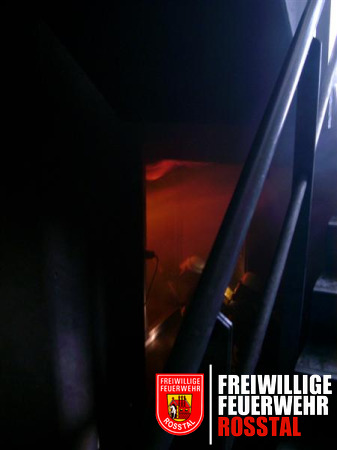 Bild 3 von 20 Brandhaus: Kurz nachdem der Trupp die T&uuml;r im Keller ge&ouml;ffnet hatte, kommt es zum Flash-Over an der Decke.