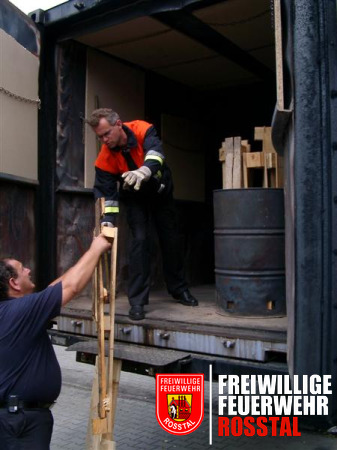 Bild 4 von 20 Brand&uuml;bungscontainer: Im hinteren Teil des Containers steht ein Fass, in dem Holz aus 1,5 bis 2 Europaletten befindet. An den W&auml;nden und der Decke werden Pressspanplatten angebracht, die durch die Hitze "ausgasen".