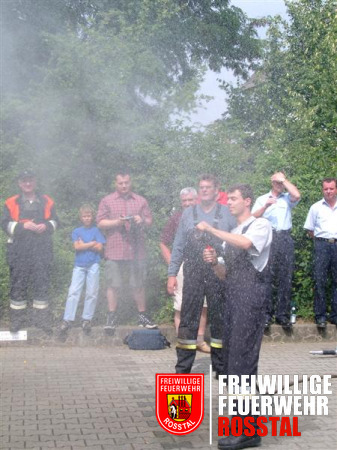 Bild 5 von 20 Brand&uuml;bungscontainer: Bevor es richtig los geht, muss jeder Teilnehmer das richtige L&ouml;schen mit dem Hohlstrahlrohr &uuml;ben.