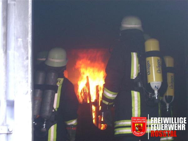 Bild 7 von 20 Brand&uuml;bungscontainer: Das Feuer wird entz&uuml;ndet, noch ist es relativ kalt.
