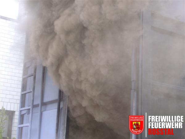 Bild 9 von 20 Brand&uuml;bungscontainer: Dicker pulsierender Rauch kommt aus der gerade noch verschlossenen T&uuml;r.