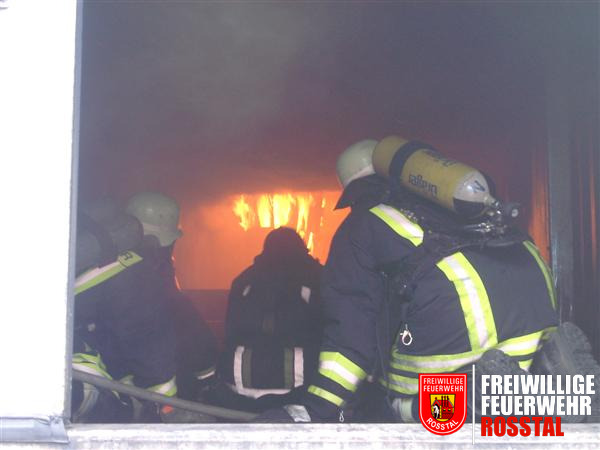 Bild 10 von 20 Brand&uuml;bungscontainer: Die Rauchuntergrenze ist gut zu sehen.