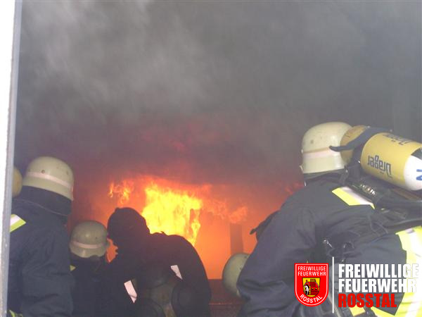 Bild 11 von 20 Brand&uuml;bungscontainer: In Abst&auml;nden von etwa 1 Minute entstehen nun von ganz allein die Flash-Over.