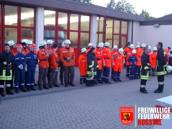 Bild 1 von 10 Antreten der Jugendlichen vor dem Feuerwehrhaus der FF Heilsbronn. 17 Jugendliche aus Heilsbronn und 11 aus Ro&szlig;tal nehmen an der &Uuml;bung teil.