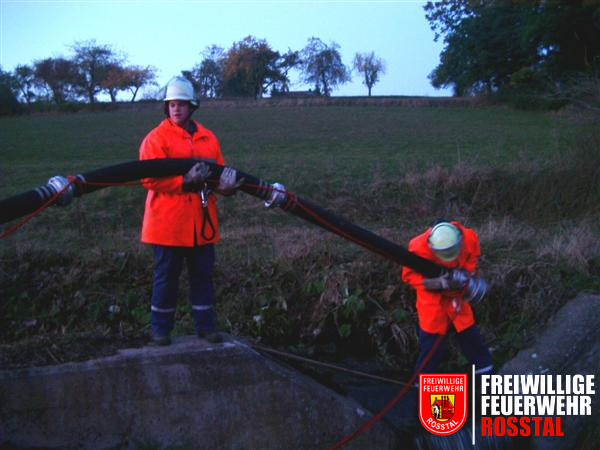 Bild 2 von 10 Eine Saugleitung wird gelegt